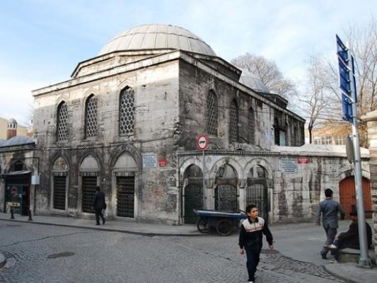 <p>Ekmekçi Ahmed Paşa Türbesi<br /><span><br /> Vefa Lisesi yanı Vefa - Eminönü - Fatih</span></p>