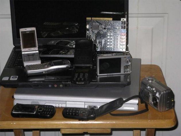 <p>Türkiye'de 18 milyon hane yılda 400 bin ton elektronik cihaz atığı üretiyor. Telefon ve bilgisayarların içindeyse gizli bir hazine var: Atığın 400 tonu altın ve daha değerli metallerden oluşuyor.</p>