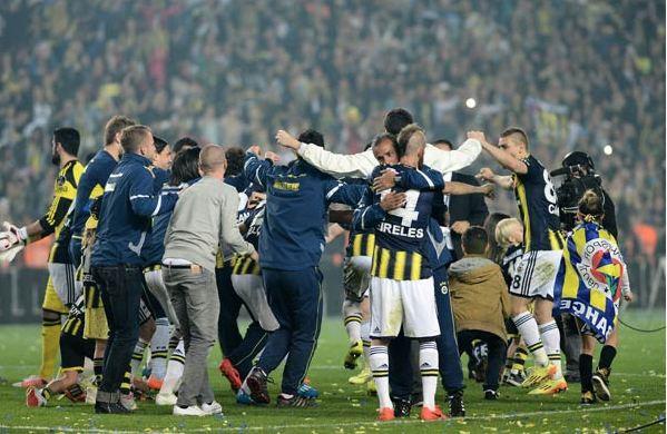 <p>İspanyol ve İngiliz basınlarında sezonun tamamında üstünlüğünü sürdüren Fenerbahçe şampiyon oldu denilirken ligin bitimine üç hafta kala sarı lacivertlilerin şampiyon olduğu belirtildi.</p>