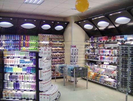 KOZMETİK-KİŞİSEL BAKIM-SPA Bir dönem genelde eczane köşelerinde ya da çok katlı mağazaların giriş katlarında kendine yer bulabilen kozmetik reyonları şimdi gösterişli mağazalarla yeni bir döneme adım atıyor. Artık alışveriş merkezlerinin prestijli bölümlerinde ya da şehirlerin işlek alışveriş caddelerinde birbiri ardına açılan kozmetik mağazalarına rastlamak mümkün. Bunun nedeni ise Türkiye’de kişisel bakım ürünlerine talebin her geçen gün artması. Watsons, Flormar, M.A.C Kozmetik gibi öncü markalar AVM’lerde, caddelerde birbiri ardına yeni mağazalar açıyor. Aralarında franchise verenler de var.