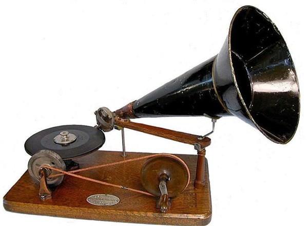 Amerikalı mucit Thomas Edison, telgrafla sesi iletmek için alüminyum ve kağıtla deneyler yaparken, yanlışlıkla sesini kaydeden ilk insan oldu.