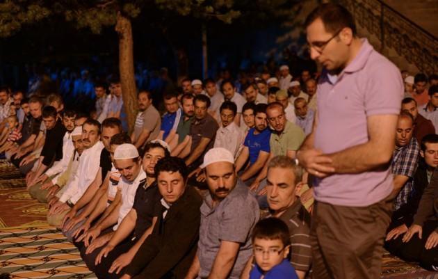 <p>Gaziantep, Hatay, Şanlıurfa, Kahramanmaraş ve Kilis'teki barınma alanlarında kalan Suriyeliler ilk teravih namazını kıldı</p>