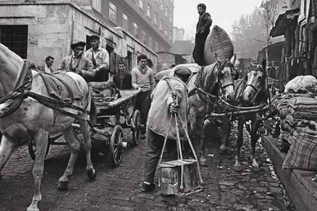 <p>Çoğu kez eski İstanbul'a Ara Güler'in fotoğraflarıyla tanıklık ettik. İşte Ara Güler'in 'Aradan 77 Yıl Geçti' adlı fotoğraf kataloğundan 1950-1960 yılları arasında çekilen bir kaç siyah-beyaz İstanbul fotoğrafı...</p>