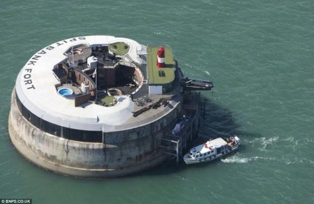 Spitbank Fort, İngiltere'de önce savaş zamanında askerlerce kullanılan şimdi de lüks bir tatile hizmet eden muhteşem bir adacık