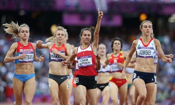 Londra Olimpiyatları'nda kadınlar 1500 metre finallerinde yarışan milli atletlerimiz Aslı Çakır Alptekin ve Gamze Bulut ilk iki sırayı alarak, altın ve gümüş madalyayı kazandılar..