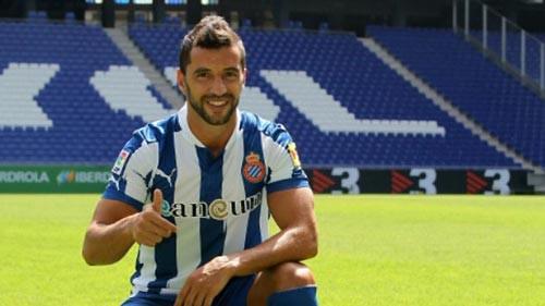 SIMAO SABROSA Beşiktaş ile yollarını ayırdıktan sonra Espanyol takımına transfer olan Simao Sabrosa, daha önce de mücadele ettiği La Liga’da bu kez aradığını bulamadı. İspanyol takımında sadece 3 maçta görev alabilen Portekizli futbolcunun bu maçlarda oynadığı toplam süre 144 dakikayı geçmedi. Simao, Teknik Direktör Pochettino tarafından cezası veya sakatlığı bulunmamasına karşın son haftalarda kadroya dahi alınmadı.