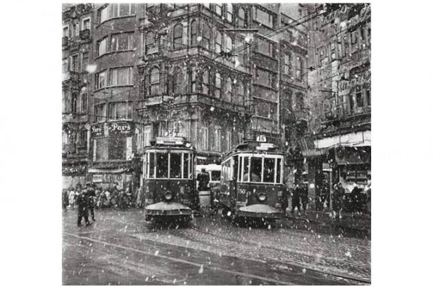 <p>Çoğu kez eski İstanbul'a Ara Güler'in fotoğraflarıyla tanıklık ettik. İşte Ara Güler'in 'Aradan 77 Yıl Geçti' adlı fotoğraf kataloğundan 1950-1960 yılları arasında çekilen bir kaç siyah-beyaz İstanbul fotoğrafı...</p>