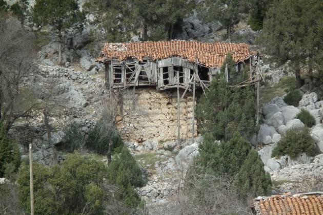 Selçuklular Dönemi'nde İpek Yolu'nun güvenliğini sağlamak amacıyla kurulan Sarı Hacılar Köyü'nde tarihi binalar restore ediliyor
