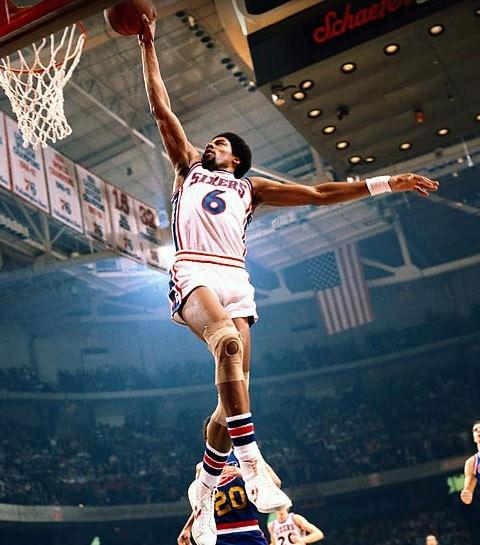 JULIUS ERVING   9 Mart 1977   Doctor J lakaplı Julius Erving, Philadelphia 76ers'ın Denver Nuggets ile karşılaştığı maçta bu tek el smacıyla hafızalara kazınmıştı.