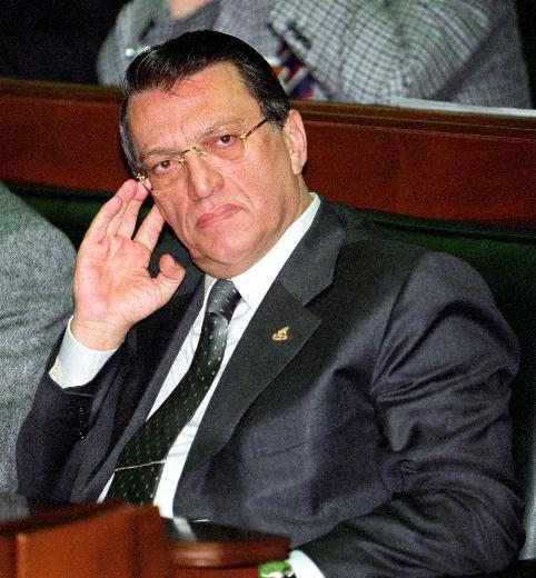 Bakın, ben korgeneralken Genelkurmay Harekat Başkanı'ydım asli görevim; Sayın Mesut Yılmaz'ın da güvenlik danışmanıydım. Kendisiyle sık sık görüşüyorum. Hiçbir görüşmeden sonra çıkıp da basına açıklama yapmıyorduk çünkü basına açıklama yapılmayacak konuları da görüşüyorsunuz. Mesut Yılmaz Hükümeti'nden sonra gene korgeneraldim, bu kez gene Hareket Başkanı'ydım, bu kez rahmetli Sayın Ecevit'in güvenlik danışmanı görevini verdiler, ikinci görevli olarak. Bu görevi korgeneralliğim bölümünde yaptım. 2000 yılında orgeneralliğe atandım. Yine rahmetli Ecevit'in güvenlik danışmanlığını yapmaya devam ettim. 