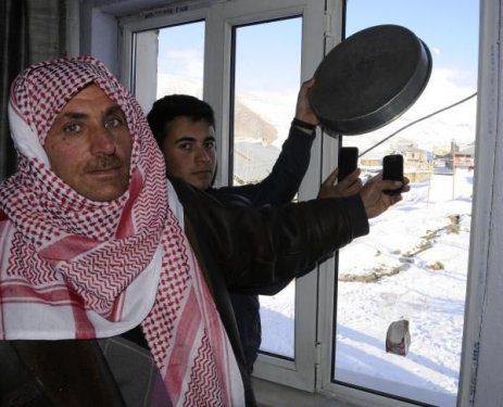   Van'ın Çatak ilçesine 35 kilometre uzaklıktaki 300 haneli Uzuntekne Köyü sakinlerinin kar yağışı ile birlikte dünya ile iletişimleri kesiliyor.