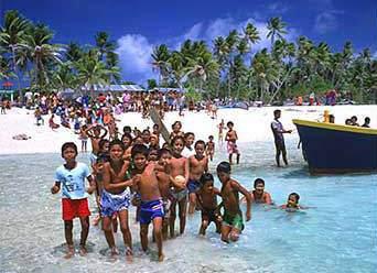 Tuvalu, dünyada Vatikan, Monako ve Nauru'dan sonra en küçük ülkedir. Vatikan'dan sonra ise en az nüfusa sahip ikinci bağımsız ülkedir. Ayrıca, Birleşmiş Milletler'e üye olan en az nüfuslu ülkedir.