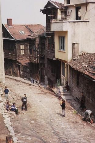 <p>Indiana Üniversitesi, Charles W. Cushman fotoğraf koleksiyonundan eski İstanbul fotoğrafları çıktı. Günümüze kıyasla daha tenha görülen İstanbul'un bu fotoğrafları 1965 yılında çekilmiş.</p>