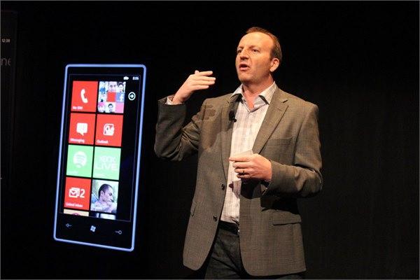 <p><strong>Windows Phone 7</strong><br />2010 Kasım ayında piyasaya çıkan Windows Phone 7, karelere bölünmüş yeni kullanıcı arayüzünü tanıttı.</p>