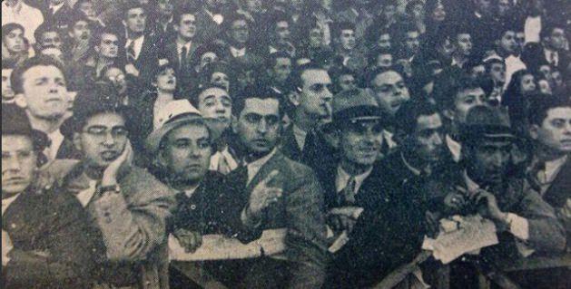 <p>Kadıköy'de Fenerbahçe - Galatasaray maçı ve tribünde taraftarlar. (1939)</p>