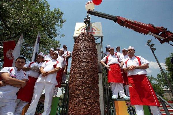 <p id="summary">Ankara’da özel olarak hazırlanan ve 5 metre yüksekliğindeki ocağa takılan bin 198 kilogram döner, Guinness Rekorlar Kitabı’na girdi.</p>