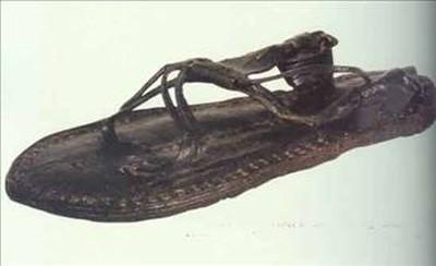 <p>Hz. Muhammed'in Giydiği Sandalet</p>