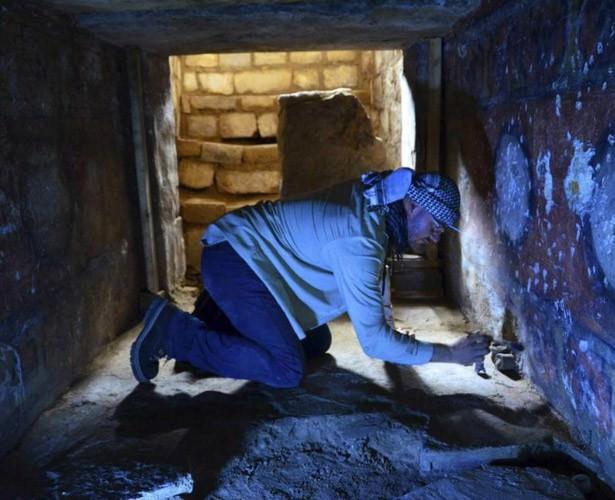 Geçmişe fırça darbeleri: Atzompa arkeolojik kazı alanında çalışma yapan bir arkeolog en az 1100 yıllık bir mezar odası üzerinde çalışıyor. Meksika