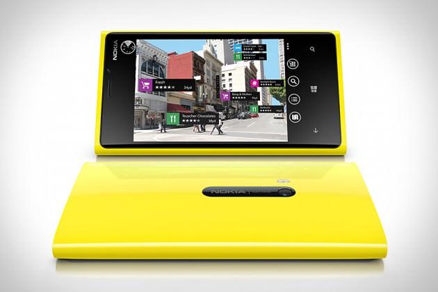 1,5 GHz çift çekirdek Krait işlemcisi, Adreno 225 grafik yongası, Qualcomm MSM8960 çipset ve 1GB RAM belleğe sahip olan Lumia 920, 8 megapiksel oto-fokus çift led flaşlı Carl Zeiss lensli ve 1080p full-hd video kayıt özellikli kamera bulunduruyor. Önünde ise 1.3 megapiksel kamera bulunduruyor. 32 GB dahili hafızası bulunan cihaz, Gorilla Glass 2 ekran camı ve sağlam kasa tasarımıyla dikkat çekiyor. Lumia 920, 4 band GSM/GPRS/EDGE desteği ve 42 mbps indirme ve 5,7 mbps yükleme 3G hızına sahip.