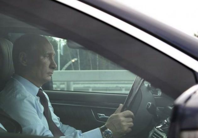 <p>Rusya Federasyonu Devlet Başkanı Vladimir Putin 2012 yılının sonunda 'yerli' ve Rus bayrağını layıkıyla taşıyacak bir otomobile binmek istediğini söyledi.</p>
