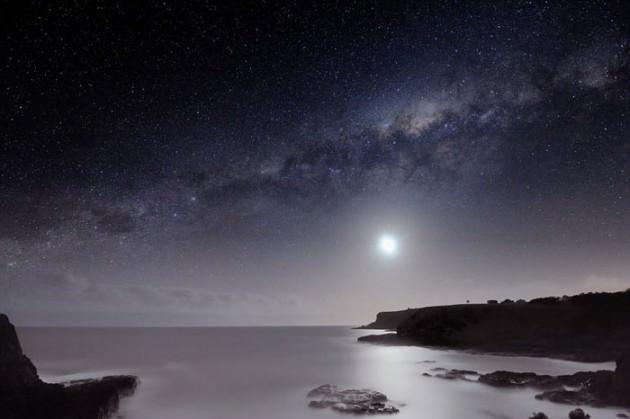 Fotoğrafçı Alex Cherney, Avustralya'nın güneyinde, sıradan bir dijital fotoğraf makinesi kullanarak insanlar tarafından görülen gökyüzünü daha fazla ışık sağlayan uzun pozlama kullanarak çekti. Gökyüzünün ışığı dışında başka ışık olmayan bölgede 30 saniyelik pozlamalar yaparak bu görüntüleri yakaladı.