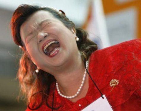 <p>Sesiyle dağları deviriyor: Jittarat Wongsomboon Tayland'da yaşayan 55 yaşındaki Jittarat Wongsomboon, gülünce adeta dağları deviriyor. 110 desibel gücüyle gülebilen bu kahkaha makinası kadın, bugüne kadar birçok gülme yarışmasına katılmış ve ödül kazanmış.</p>