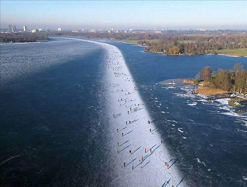Hollanda'da Groningen kentinde yer alan buz tutmuş Paterswoldse Meer gölü