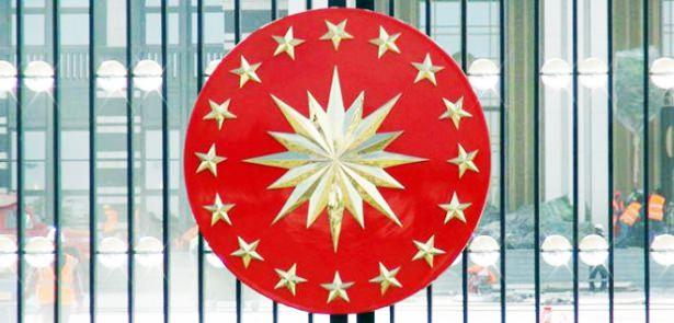 <p>Türkiye Cumhurbaşkanlığı'nı ve Cumhurbaşkanını temsil eden, Türkiye'nin resmî simgelerinden biri. Fors, Türk bayrağı ve Cumhurbaşkanlığı armasının birleşiminden oluşmaktadır. Üzerinde bulunan 16 yıldızlar ise 16 büyük Türk devletlerini temsil eder. </p>

<p> </p>
