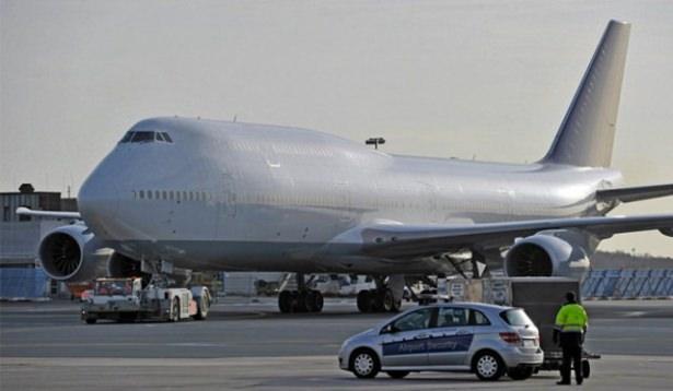 <p><strong>Dünyanın en geniş uçaklarından biri olan 600 yolcu kapasiteli Boeing 747, adı açıklanmayan bir milyarder tarafından adeta uçan bir saray haline getirildi.</strong></p>

<p> </p>
