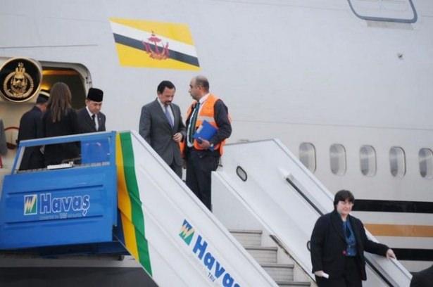 <p>Brunei Sultanı Türkiye'ye gelirken altın kaplama uçağını kendisi kullandı. Sultanın içi altın kaplama üç uçağı daha var.</p>