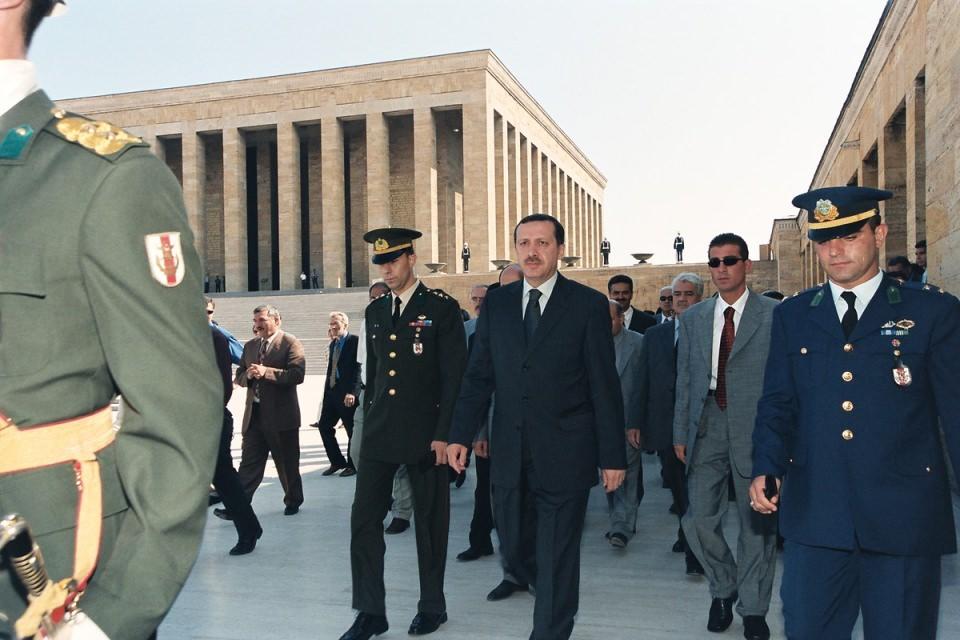 <p> Ziyarette AK Parti Genel Başkanı Recep Tayyip Erdoğan ile Kurucular Kurulu üyeleri hazır bulundu. Erdoğan, Anıtkabir Özel Defterini imzaladı.<br />
<br />
​- 17 Ağu 2001</p>
