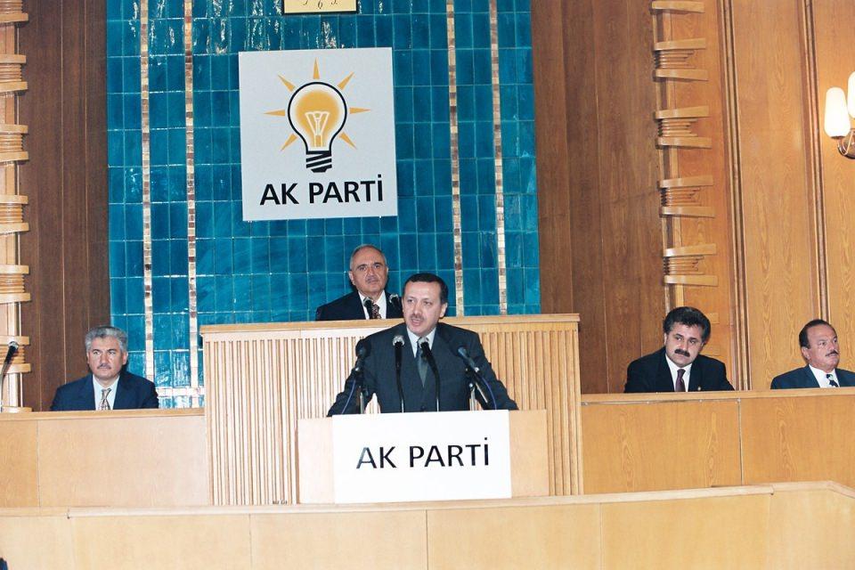 <p>Adalet ve Kalkınma Partisi ilk grup toplantısını TBMM'de yaptı. Toplantıda AK Parti Genel Başkanı Recep Tayyip Erdoğan kürsüye çıkarak partililere hitap etti.<br />
<br />
​- 17 Ağu 2001</p>
