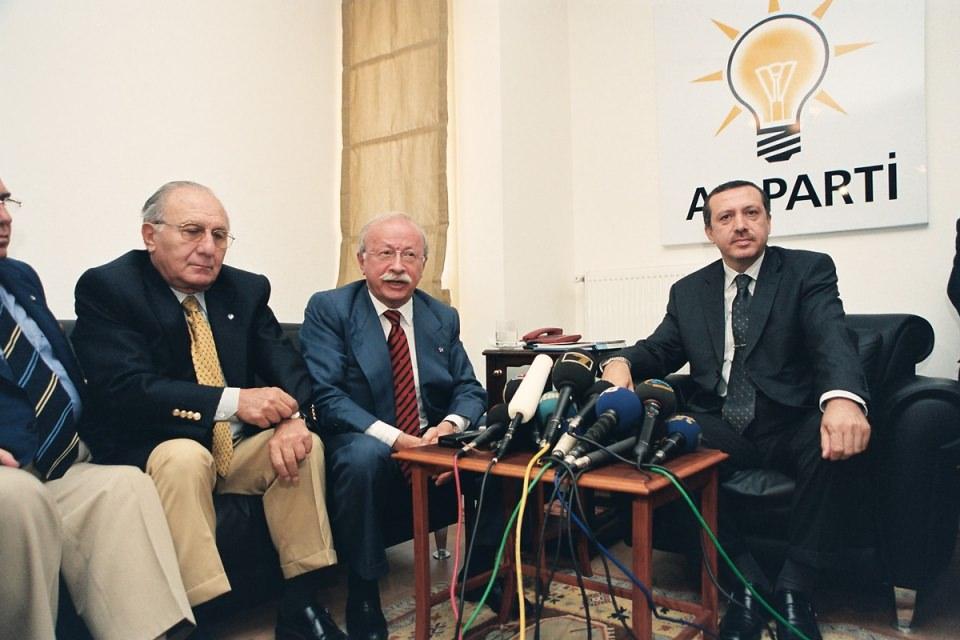 <p>AK Parti Genel Başkanı Recep Tayyip Erdoğan, basın konseyini kabul etti.</p>
<p>- 5 Eyl 2001</p>
