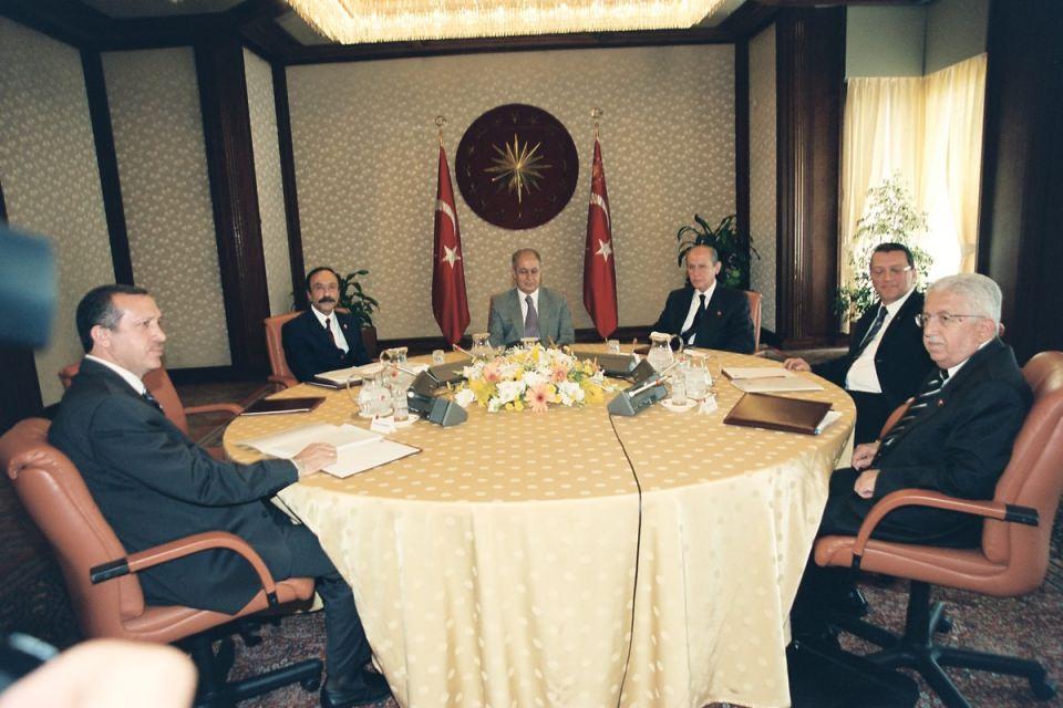 <p>Cumhurbaşkanı Ahmet Necdet Sezer'in başkanlığında Çankaya Köşkü'nde Liderler Zirvesi yapıldı. Zirveye MHP Genel Başkanı Devlet Bahçel, ANAP Genel Başkanı Mesut Yılmaz, SP Genel Başkanı Recai Kutan, AK Parti Genel Başkanı Recep Tayyip Erdoğan, DSPa adına Genel Sekreter Hasan Gülay katıldı. Başbakan Bülent Ecevit katılmadığı için ve zirveye gelmeyen DYP Genel Başkanı Tansu Çiller'e ayrılan koltuk boş kaldı.<br />
<br />
- 7 Haz 2002</p>