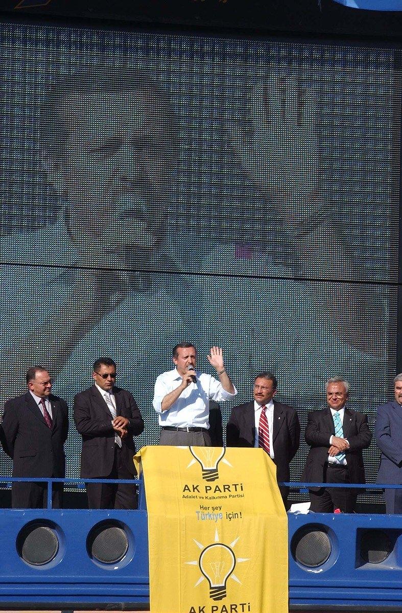 <p>Recep Tayyip Erdoğan, Aydın istasyon Meydanı'nda yaklaşık on bin kişiye seslendi.<br />
<br />
- 28 Eki 2002</p>