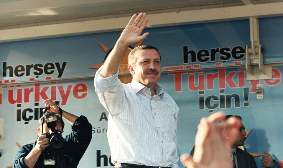 <p>AK Parti seçim çalışmaları kapsamında Ankara'da miting düzenledi. Mitingde AK Parti Genel Başkanı Recep Tayyip Erdoğan partililere hitap etti.</p>
<p>- 30 Eki 2002</p>