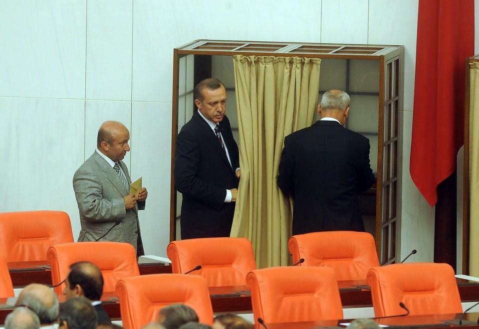 <p>TBMM Başkanlık Seçimi. AK Parti adayı Mehmet Ali şahin Başkan Seçildi.</p>

<p> </p>

<p>- 4 Ağu 2009</p>
