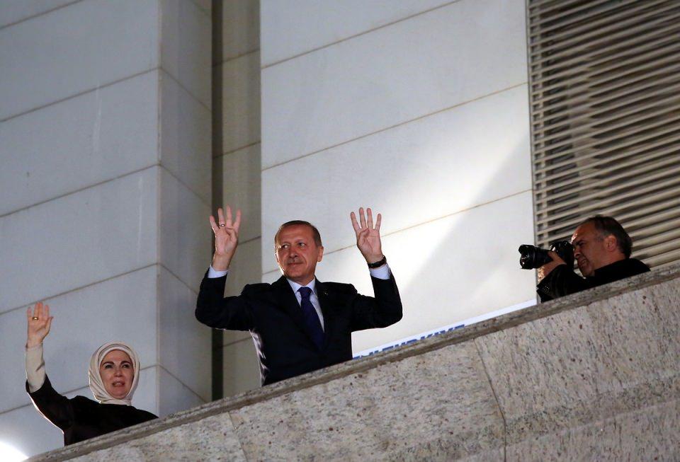 <p>Ak Parti Genel Başkanı ve Başbakan Recep Tayyip Erdoğan, partisinin 2014 yerel seçimlerinden birinci çıkması dolayısıyla, Ak Parti Genel Merkezi'nde geleneksel balkon konuşmasıyla partililere hitap etti.</p>

<p> </p>

<p>- 30 Mar 2014</p>
