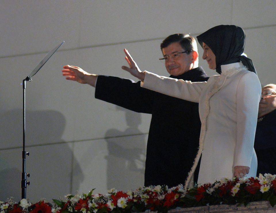 <p>AK Parti Genel Başkanı ve Başbakan Ahmet Davutoğlu, seçim sonuçlarının ardından AK Parti Genel Merkez binasının balkonundan vatandaşlara hitap etti. Başbakan Davutoğlu ve eşi Sare Davutoğlu vatandaşları selamladı.</p>
<p>- 2 Kas 2015</p>
<p> </p>