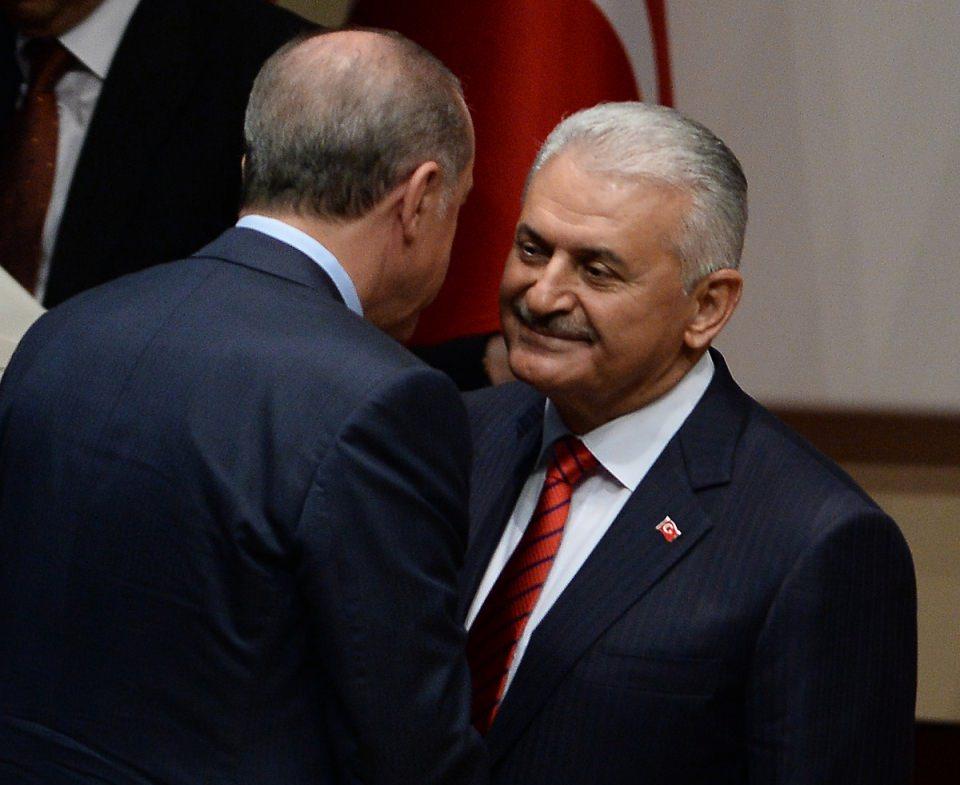 <p>Cumhurbaşkanı Recep Tayyip Erdoğan, 27 Ağustos 2014 tarihinden sonra AK Parti Genel Merkezi’ne ilk kez geldi. Cumhurbaşkanı Erdoğan, anayasa değişikliğinin ardından AK Parti’ye 979 gün sonra üyelik formunu imzalayarak yeniden üye oldu ve partililere seslendi.</p>

<p>- 2 May 2017</p>

<p> </p>
