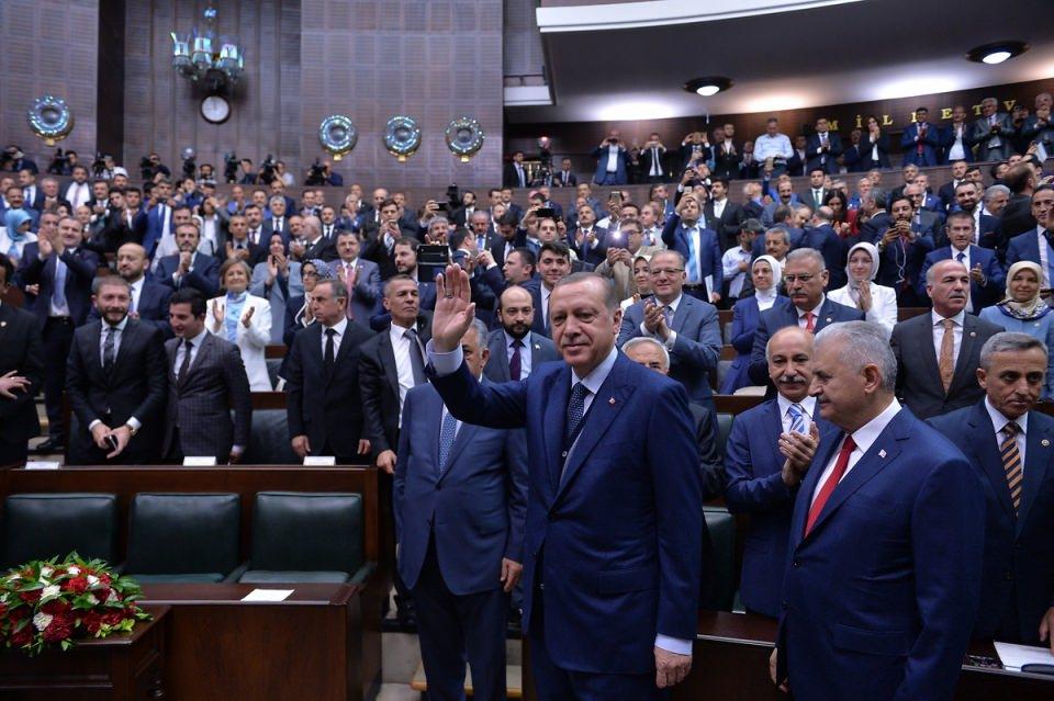 <p>Cumhurbaşkanı Recep Tayyip Erdoğan, AK Parti Grup Toplantısı'na katılarak konuşma yaptı.</p>

<p> </p>

<p>- 13 Haz 2017</p>
