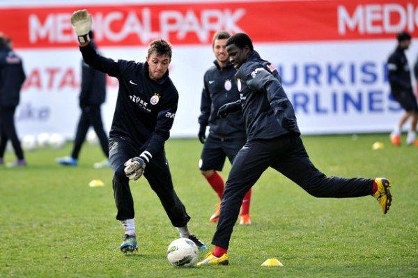 <p>EN ÇOK KONUŞAN FUTBOLCU</p>
<p><strong>Eboue'yi söyleyebilirim. Her zaman pozitif ve çok şakacı bir insandı ama devamlı konuşuyordu.</strong></p>