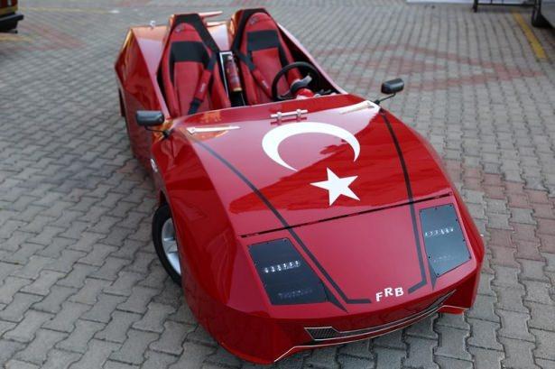 <p>720 cc benzinle çalışan motora sahip otomobiline FRB Okyanus ismini veren Karabaş, destek verilmesi durumunda daha iyi motor ve tasarıma sahip araç yapabileceğini söyledi.</p>
