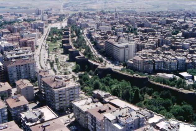 <p>DİYARBAKIR</p>
<p> </p>
<p>923 bin seçmeni bulunan Diyarbakır'da bin denek üzerinde yapılan araştırmada BDP yüzde 50 oy alırken, AK Parti'nin adayı yüzde 43 oy aldı. Diyarbakırlı denekler CHP ve MHP'ye oy vermedi.</p>