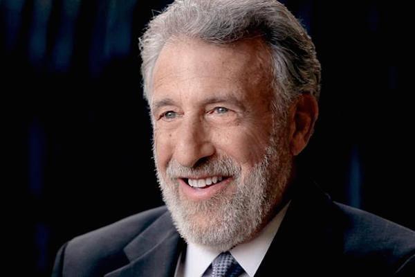 <p><strong>George Zimmer- Men&rsquo;s Wearhouse</strong></p>

<p>Tekstil devi Men&rsquo;s Wearhouse&rsquo;un kurucusu George Zimmer, 1973 yılında kurduğu şirketten yıllık hissesdarlar toplantısında ge&ccedil;en &Ccedil;arşamba kovuldu. Zimmer 1991 yılında şirketin CEO&rsquo;su olmuştu.</p>
