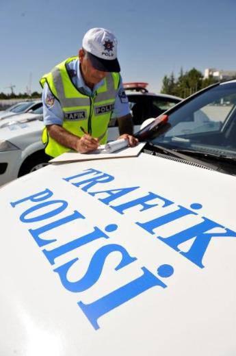 Emniyet Genel Müdürlüğü, 2013 yılında trafikle ilgili hangi suça ne kadar para cezası kesileceğine ilişkin listeyi güncelleyerek ilgili birimlere gönderdi. Kırmızı ışıktan hıza; ehliyetsiz araç kullanmaktan telefonla konuşmaya; korsan taksiye binmekten kaza yerinden ayrılmaya kadar sürücüler, yolcular, yayalar, sigorta şirketleri ile trafiği engelleyecek şekilde ev veya işyeri önünde izinsiz çalışma yapanlara kadar 170 ayrı suçun yeni cezası belli oldu. Karayolları ve Trafik Kanunu gereği, her yıl yeniden değerleme oranında artan trafik cezaları, bu yıl yüzde 7.8 oranında güncellendi. İşte 2013 yılının trafiğe ilişkin A'dan Z'ye yeni cezalar: