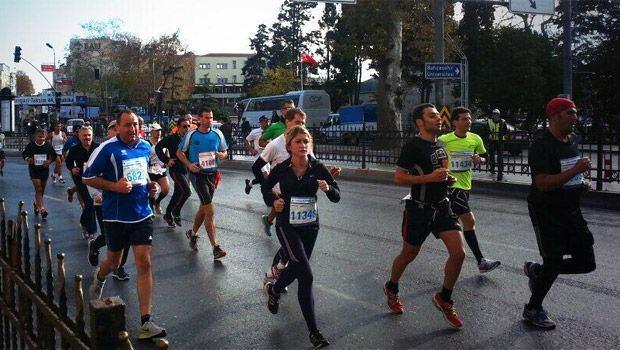 <p>Kadınlarda ise Kenyalı Rebecca Kangogo Chesir birinci oldurken T&uuml;rk atletler Elvan Abeylegesse ikinci, Sultan Haydar ise &uuml;&ccedil;&uuml;nc&uuml;l&uuml;ğ&uuml; elde etti.</p>