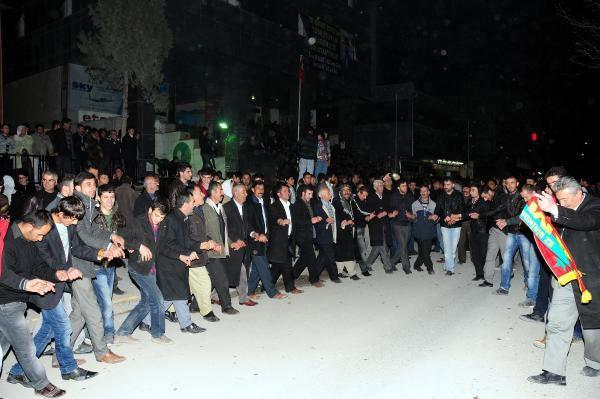 Aralarında Van Belediye Başkanı Bekir Kaya'nın da bulunduğu 8'i tutuklu 13 kişinin tahliyesine karar verilmesi üzerine partililer eski belediye binası önünde toplandı