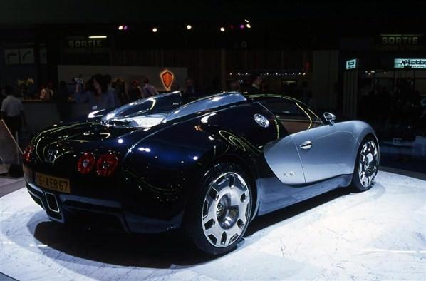 <p>2000 yılında Paris'te Bugatti Veyron'un üretim öncesi modeli sergilenmişti.</p>