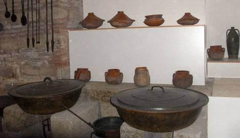 Sultanın yemeğini önce çaşnigirbaşı, yani çeşni tadıcı tadar sonra padişah yerdi. Yemekler sahanda gelirdi.